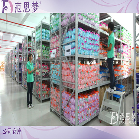 范思?jí)魞?nèi)衣倉(cāng)庫(kù)